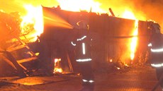 Požár zachvátil velký sklad textilu v ulici Matěje z Janova v Olomouci (25....