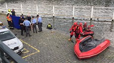 Skupinka si la zaplavat do Vltavy, jeden z nich se utopil (25. erven 2016)