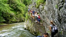 Turisté na exponovaném úseku v Prielomu Hornádu ve Slovenském ráji