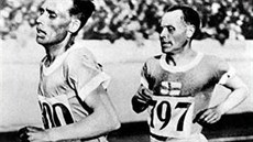 Nurmi (vpravo) soupeí s týmovým kolegou Ville Ritolou na olympiád v roce 1928