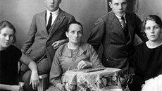 Paavo Nurmi (nahoe vpravo) s rodinou v roce 1924