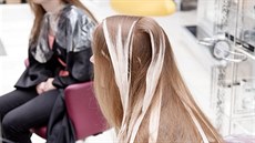 Vlasy Ann kolorista prosvtlil pomocí techniky balayage v teplých tónech.
