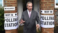 Nigel Farage, lídr strany UKIP, opou�tí hlasovací místnost v Biggin Hill (23....