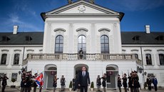 Slovenská hlava státu Andrej Kiska p�ed prezidentským palácem v centru...