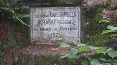 Pamtní deska upozoruje na místo, kde Karel Havlíek Borovský sloil svou...