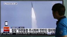 V Jiní Koreji sledují lidé odpal raket v televizním záznamu.
