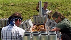 Jakub Rozehnal p�i p�íprav� oh�ostroje na ve�erní klání oh�ostr�jc� v Sokolov�...