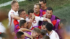 Poltí fotbalisté se bhem utkání mistrovství Evropy proti Ukrajin radují...