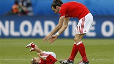 Vel�ský zálo�ník Gareth Bale s dcerou Albou po vít�zném osmifinále mistrovství...