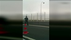 Cestující v aut zachytili, jak policie ve francouzském pístavu Calais...