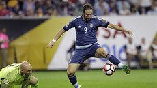 Gonzalo Higuain práv stílí gól v semifinále Copy América proti USA.