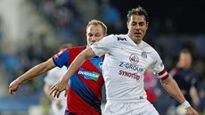 ZNAJÍ SE. Stoper Slovácka Tomá� Rada (v bílém) nového kou�e Stanislava Levého...