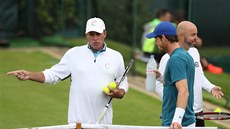 Andy Murray poslouchá rady Ivana Lendla na tréninku před startem Wimbledonu.