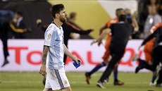 Lionel Messi znovu trofej s Argentinou nezískal. V pozadí slaví hráči Chile.