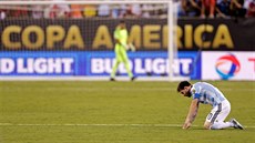 NA KOLENOU. Lionel Messi se stal nejlepším střelcem Argentiny v historii, svou...