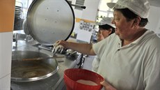Školní jídelna ve Velkém Beranově vaří ne zrovna obvyklé pokrmy. Ale sklízí úspěchy v kuchařských soutěžích. Nyní však kvůli růstu cen bude muset obědy zdražit a některé pokrmy dokonce vypustit.