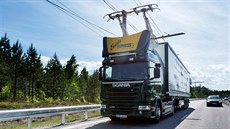 Kamion na elektrodálnici severně od Stockholmu