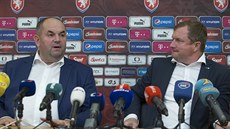 P�edseda Fotbalové asociace �R Miroslav Pelta (vlevo) a trenér fotbalové...