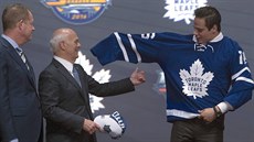 Jednika draftu NHL 2016 Auston Matthews obléká dres Toronta, pomáhá mu manaer...