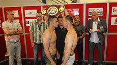 Boxer Štěpán Horváth se dívá do očí Maďaru Hafnerovi po vážení před soubojem v...