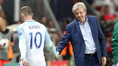 Trenér anglických fotbalistů Roy Hodgson podává ruku Waynemu Rooneymu.