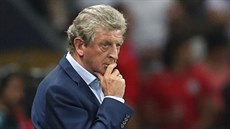 Zamy�lený trenér anglických fotbalist� Roy Hodgson sleduje své sv��ence b�hem...