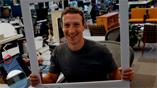 Mark Zuckerberg ukázal svj MacBook, kterému zejm zalepil webkameru