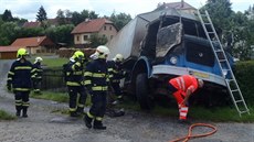 V Zem�ticích za�alo za jízdy ho�et nákladní auto. Jeho �idi� vysko�il, utrp�l...
