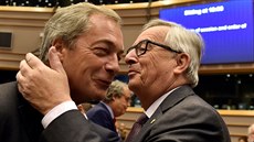 Nigel Farage (vlevo) a Jean-Claude Juncker bhem setkání v europarlamentu (28....