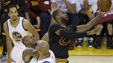 LeBron James (vpravo) z Clevelandu donáí mí do koe Golden State.