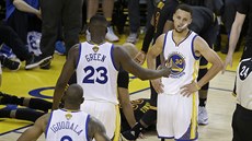 Stephen Curry (30), Draymond Green (23) a Andre Iguodala (9) z Golden State v...