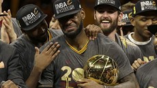 LeBron James z Clevelandu s trofejí pro vítze NBA