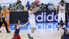 Sergio Llull z Realu Madrid pálí na ko� FC Barcelona, sledují ho spoluhrá� Trey...