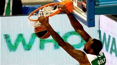 James Gist z Pahathinaikosu sme�uje do soupe�ova ko�e.