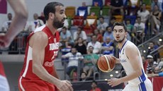 eský basketbalista Tomá Satoranský útoí na tuniský ko.