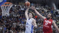 eský basketbalista Jan Veselý (vlevo) smeuje v pípravném zápase s Tuniskem.