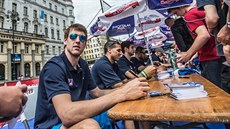 eský basketbalista Jan Veselý bhem autogramiády na praském námstí Republiky