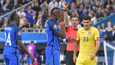 Francouzský záložník Paul Pogba (v modrém vpravo) v utkání proti Rumunsku