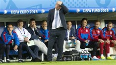 Zamy�lený Pavel Vrba u �eské lavi�ky b�hem duelu s Tureckem