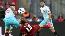 �eský zálo�ník Jaroslav Pla�il (v �erveném) v utkání s Tureckem.