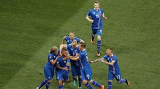 TAK SLAVÍ ISLAND. Podceovaní fotbalisté slaví obrat v osmifinálovém utkání...