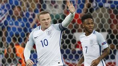 ZA ANGLII. Wayne Rooney slaví gól z penalty proti Islandu.