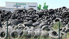 Stovky tun pneumatik, které se staly ekologickou hrozbou.