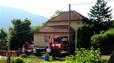 Hasi�i a policisté za�ali vyklízet rodinný d�m v Nedv�dici na Brn�nsku, kde se...