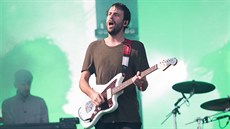 Kytarista Foals Jimmy Smith na festivalu Glastonbury 2016