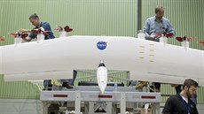 Píprava kídel pro test v rámci vývoje protypu elektrického letadla NASA X-57...