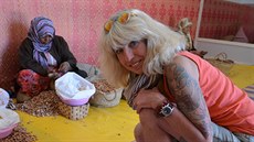 Marcela Bezinová sleduje práci marockých dlnic, které zpracovávají plody...