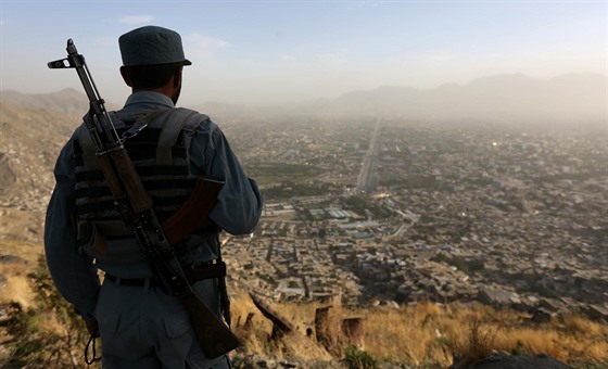 Afghánský voják shlíí na Kábul (21. ervna 2016)