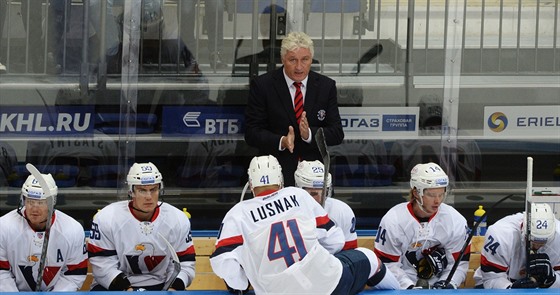 Podle vyjádení KHL dluí kluby nejen hrám, ale i trenérm. Slovan Bratislava v uplynulé sezon vedl eský kou Milo íha