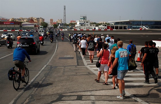 Turisté přechází hranice mezi Gibraltarem a Španělskem (27. června 2016)